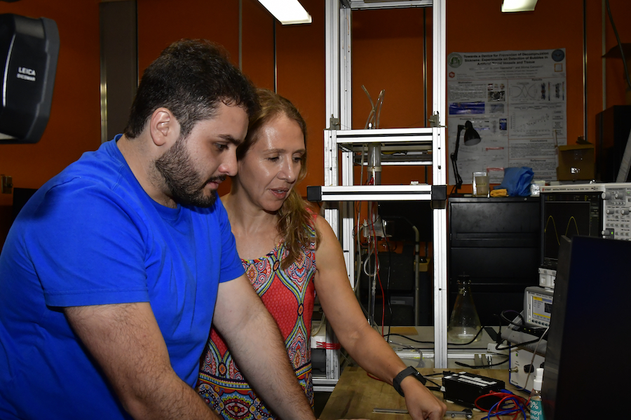 En el 2018, comenzó su doctorado en el Bubble Dynamics Lab, dirigido por la doctora Silvina Cancelos Mancini. (Foto por Carlos Díaz/Prensa RUM) El estudiante Edwin C. López Ramos junto a la doctora Silvina Cancelos Mancini, en el laboratorio de Ingeniería Mecánica.