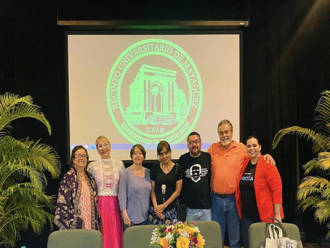 Foto grupal de los poetas invitados al Festival Internacional de Poesía que se realizó en el RUM. Suministrada