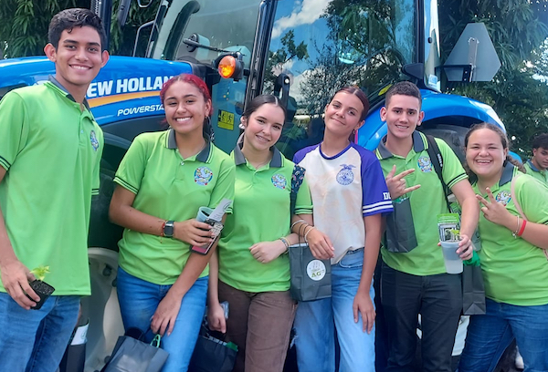 El Recinto Universitario de Mayagüez (RUM) se unió al National Teach AG Day, evento organizado por el Departamento de Educación Agrícola del Colegio de Ciencias Agrícolas (CCA), con el objetivo de fomentar el interés de los estudiantes en las carreras relacionadas con la enseñanza agrícola.