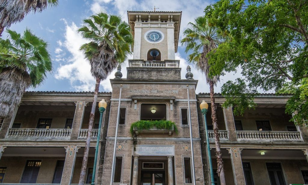 El doctor Agustín Rullán Toro, rector del Recinto Universitario de Mayagüez (RUM) dio la bienvenida al grupo de nuevos profesores que se han unido al cuerpo docente de la institución.