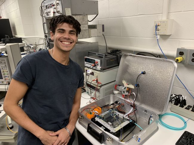 El colegial Luan Hernández, quien cursa su segundo año en el Departamento de Física, compartió como el programa le abrió las puertas para su desarrollo profesional. Suministrada US CMS Scholars Program for Research INTernship