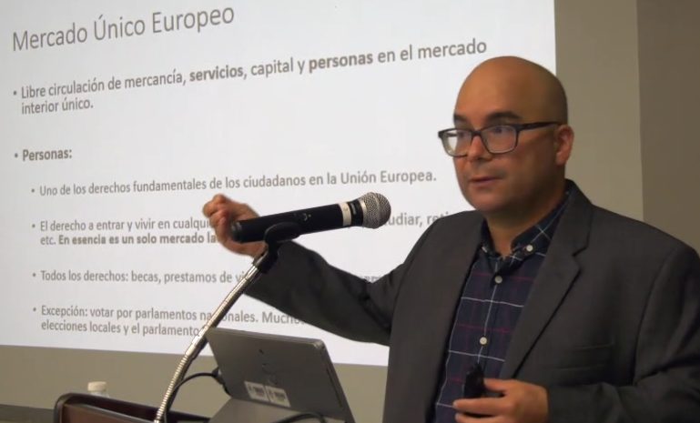 El doctor Carlos Vargas Silva ofreció una importante conferencia sobre el Brexit. Fotocaptura Alexander Machado Martínez La imagen muestra al conferenciante Vargas Silva hablando al público.