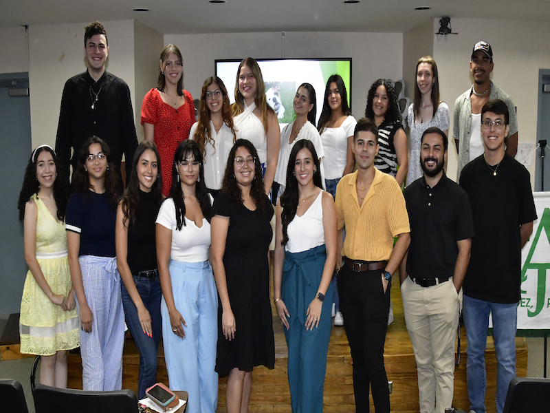 Grupo de estudiantes que recibieron las becas que otorgó la Asociación de Claustrales Jubilados del RUM. Carlos Díaz/Prensa RUM La muestra al grupo de estudiantes que recibieron las becas que otorgó la Asociación de Claustrales Jubilados del RUM.