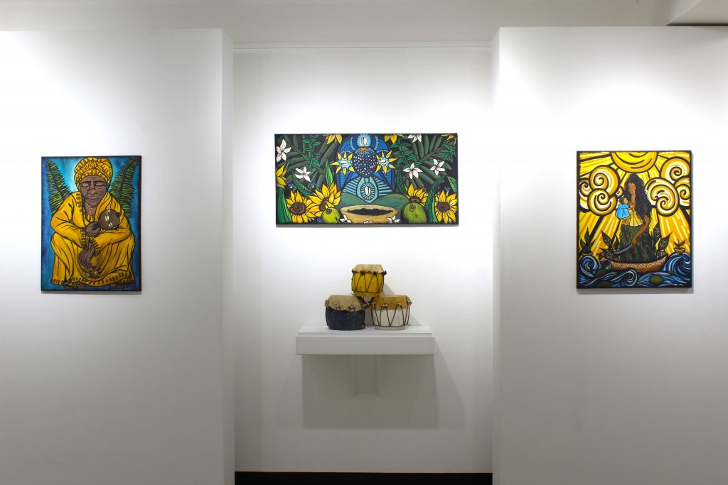 La foto muestra tres pinturas de la artista Bárbara Pérez Rodríguez.