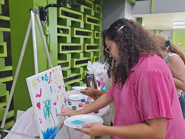 Isis X. Ayala, quien fue la moderadora del conversatorio también participó en la experiencia de arte colectivo. Suministrada Isis X. Ayala, quien fue la moderadora del conversatorio también participó en la experiencia de arte colectivo.