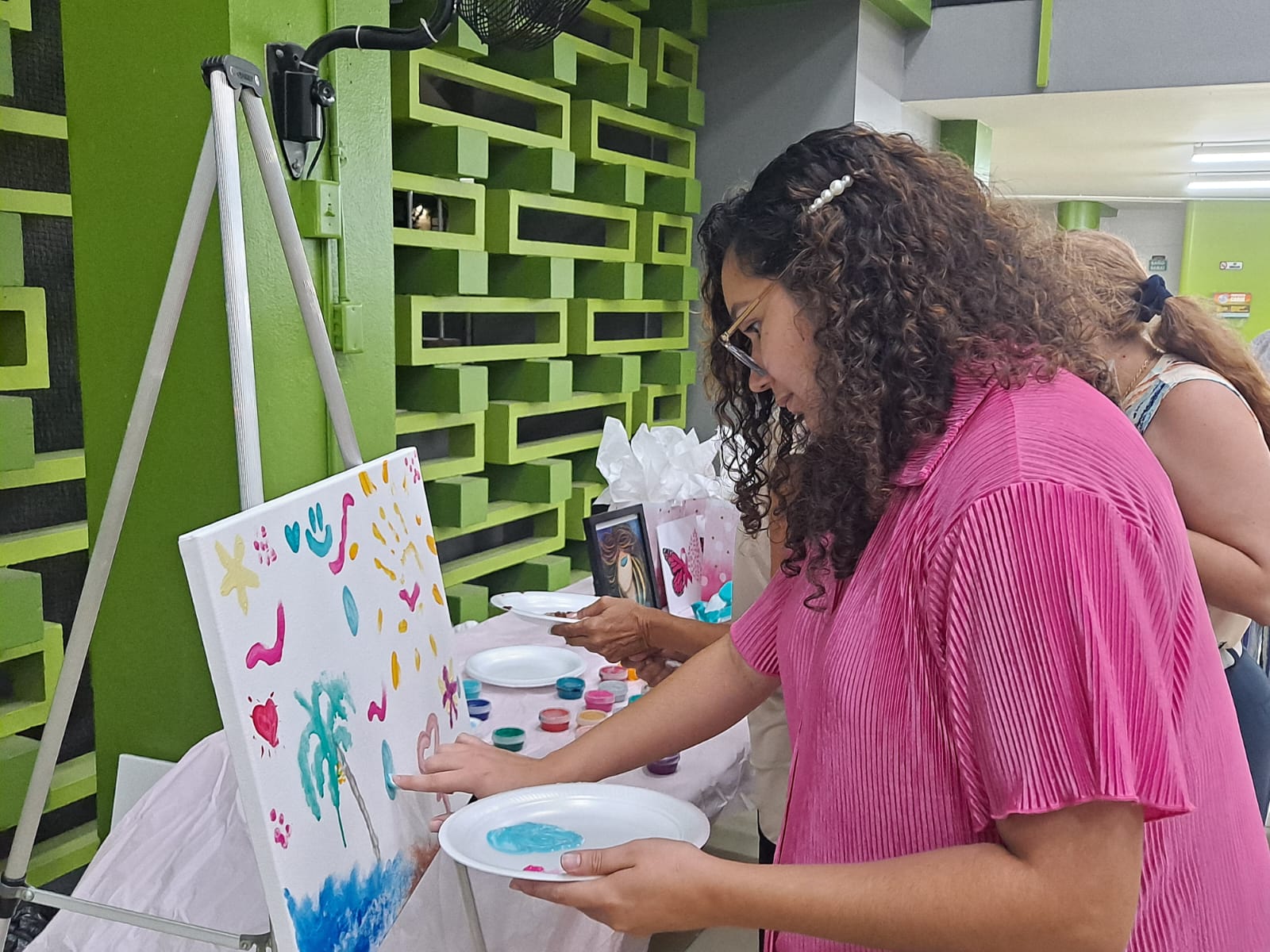 Isis X. Ayala, quien fue la moderadora del conversatorio también participó en la experiencia de arte colectivo. Suministrada Isis X. Ayala, quien fue la moderadora del conversatorio también participó en la experiencia de arte colectivo.