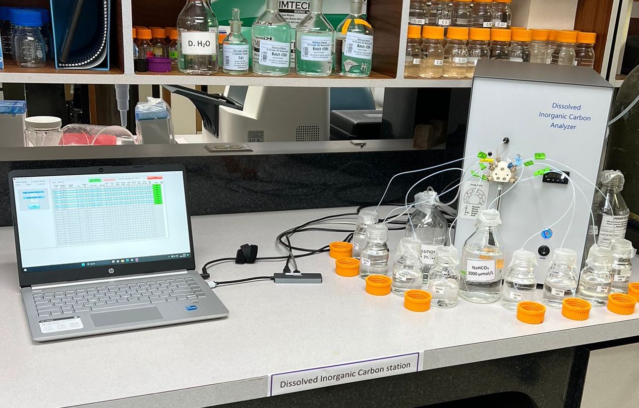 Le empresa EcoEléctrica donó al Departamento de Ciencias Marinas (CIMA) del Recinto Universitario de Mayagüez (RUM), el equipo nuevo denominado Apollo Sci-Tech Dissolved Inorganic Carbon Analyzer As-C5, valorado en $45,512.00. Suministrada Le empresa EcoEléctrica donó al Departamento de Ciencias Marinas (CIMA) del Recinto Universitario de Mayagüez (RUM), el equipo nuevo denominado Apollo Sci-Tech Dissolved Inorganic Carbon Analyzer As-C5, valorado en $45,512.00. En la foto se muestra el equipo.