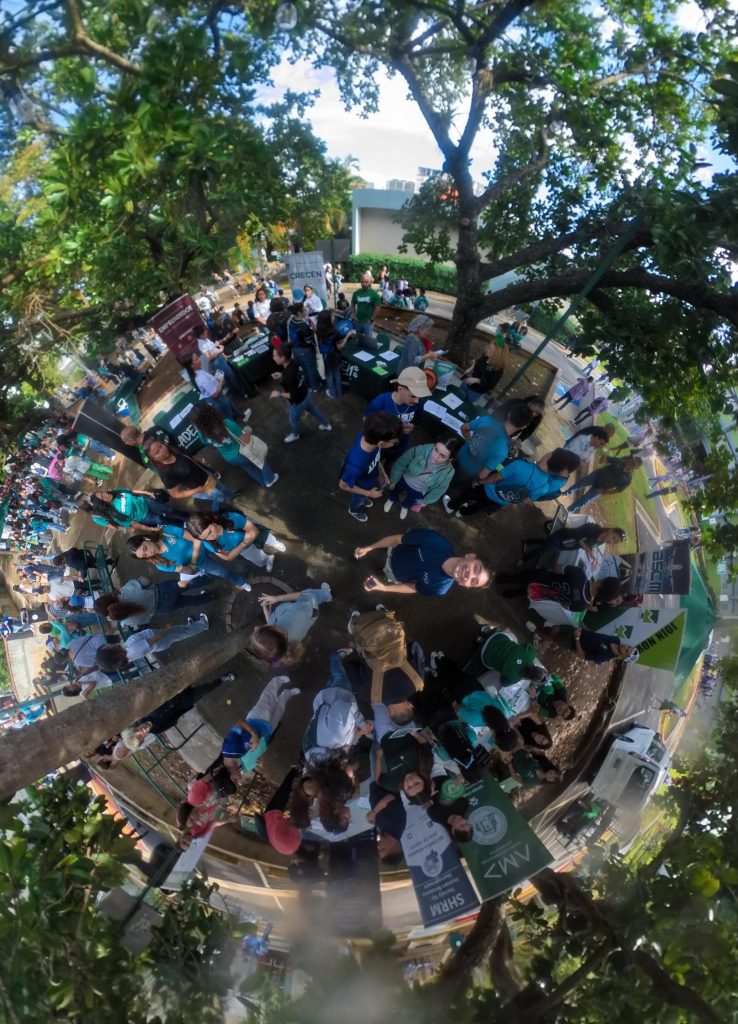 El Colegio de Administración de Empresas compartió su oferta académica y proyectos. La foto es una toma aéra de las mesas informativas de Empresas.