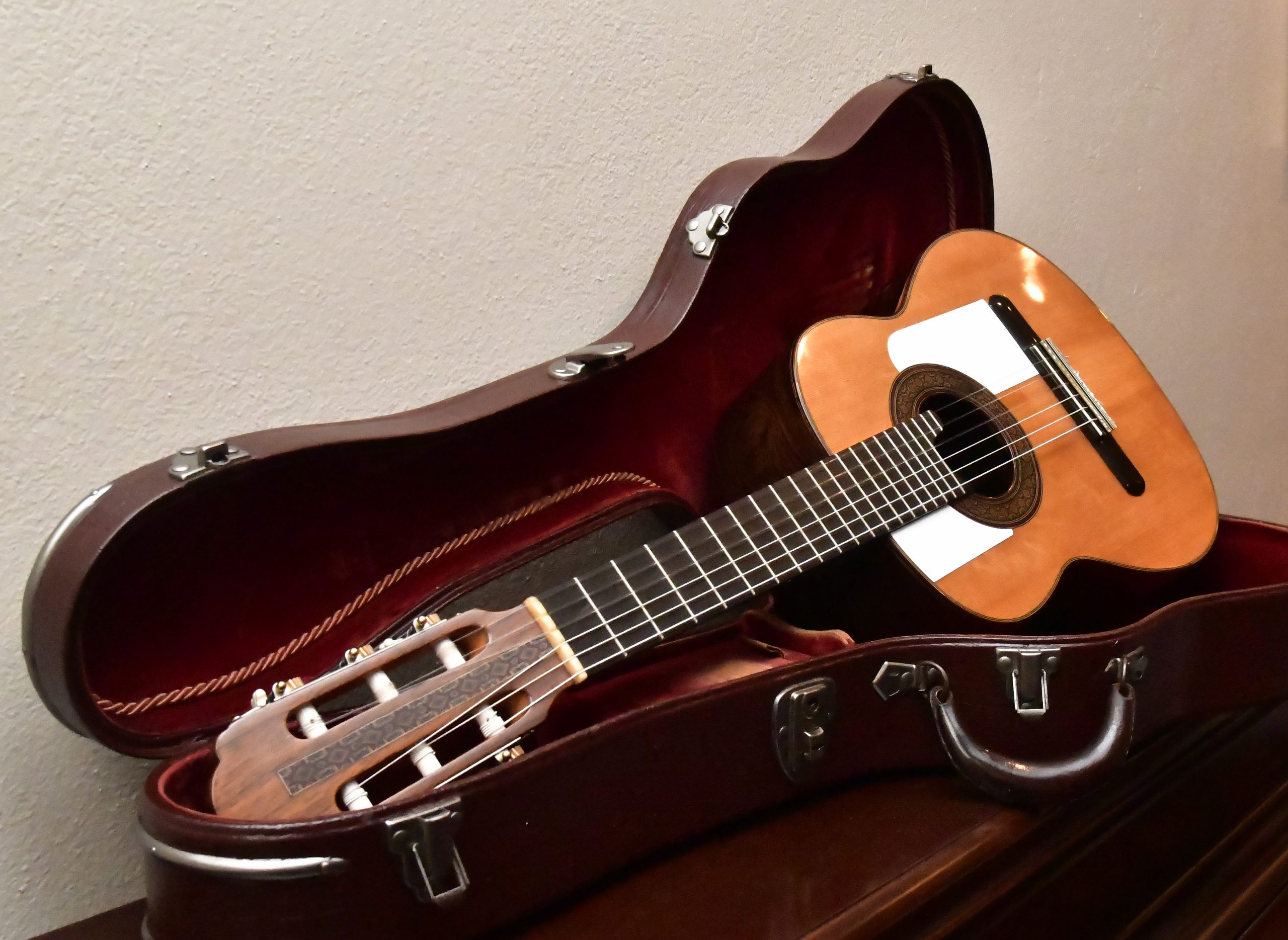 El requinto, ya restaurado de Juan Neri, ahora parte de la colección del doctor José Antonio López.