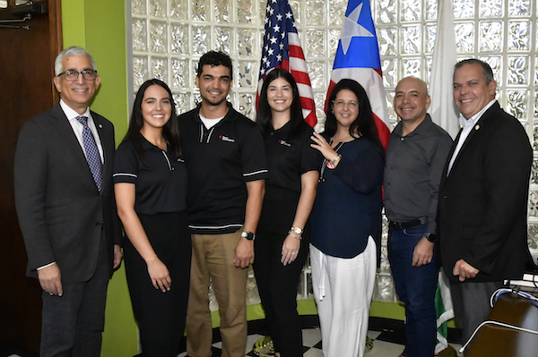 Portada De pie, los ejecutivos de la compañía Texas Instruments junto al rector, decano y profesores de Ingeniería Eléctrica.
