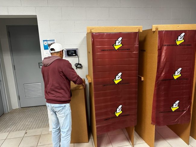 Los estudiantes del Centro Residencial de Oportunidades Educativas de Mayagüez (CROEM), culminaron su semestre académico con broche de oro con la celebración de un simulacro electoral, en el que tuvieron que crear partidos políticos y sus plataformas.  Suministrada Los estudiantes del Centro Residencial de Oportunidades Educativas de Mayagüez (CROEM), culminaron su semestre académico con broche de oro con la celebración de un simulacro electoral, en el que tuvieron que crear partidos políticos y sus plataformas.