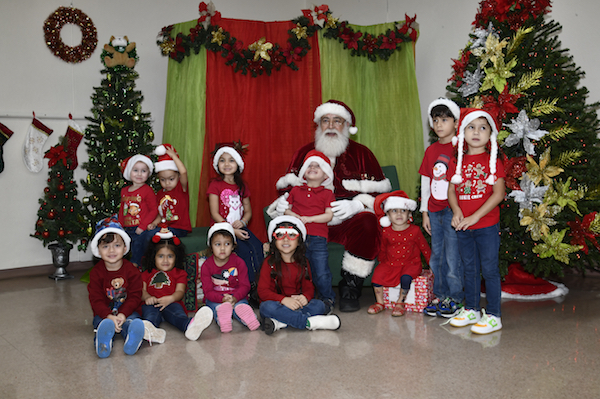 Grupo de niños del Centro Preescolar junto a Santa Claus.