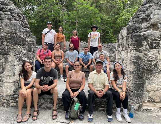 Grupo de estudiantes en viaje de estudio en Yucatán, México