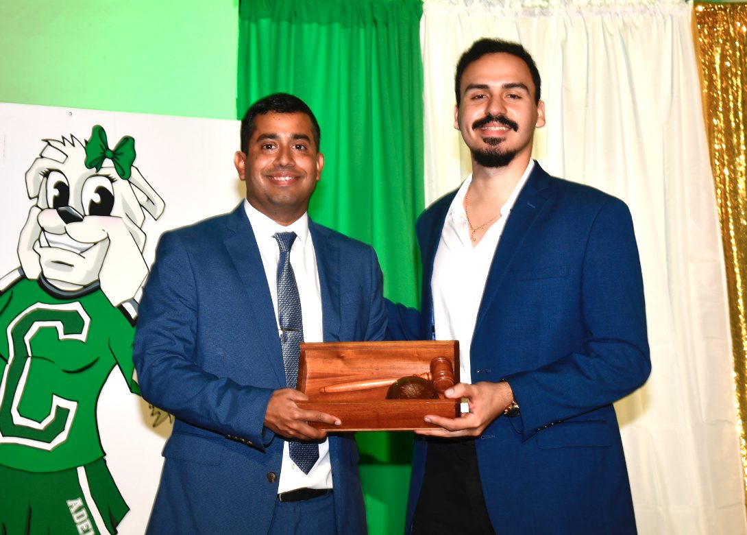 Desde la izquierda, el doctor Jonathan Muñoz, decano de estudiantes y el presidente del CGE, Alvien Vélez Acevedo.