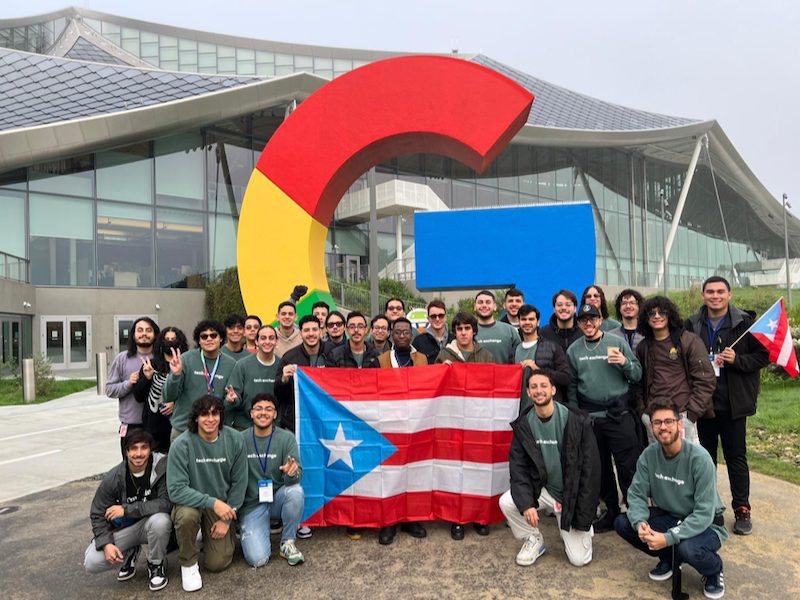 Grupo de estudiantes del RUM frente a las oficinas de Google en California. Suministrada
