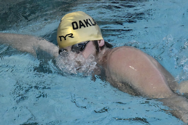 Portada Foto de cerca de un nadador en el agua.
