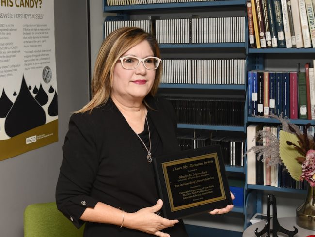 Dra. Gladys López Soto con su premio.