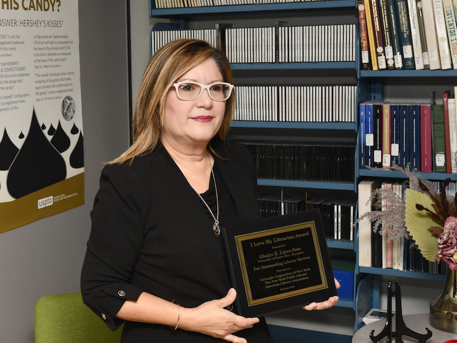 Dra. Gladys López Soto con su premio.