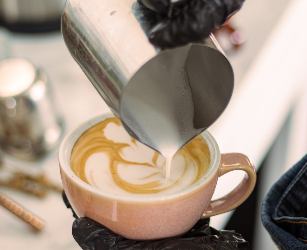 Los participantes adquirieron habilidades técnicas fundamentales, como el arte del latte y la calibración del equipo, además de aprender a distinguir sabores y aromas característicos del café. Suministrada