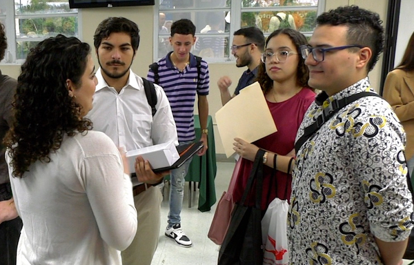 Portadita Feria ADEM Grupo de estudiantes conversa con una de las reclutadoras en la Feria de empleos de Administración de Empresas.