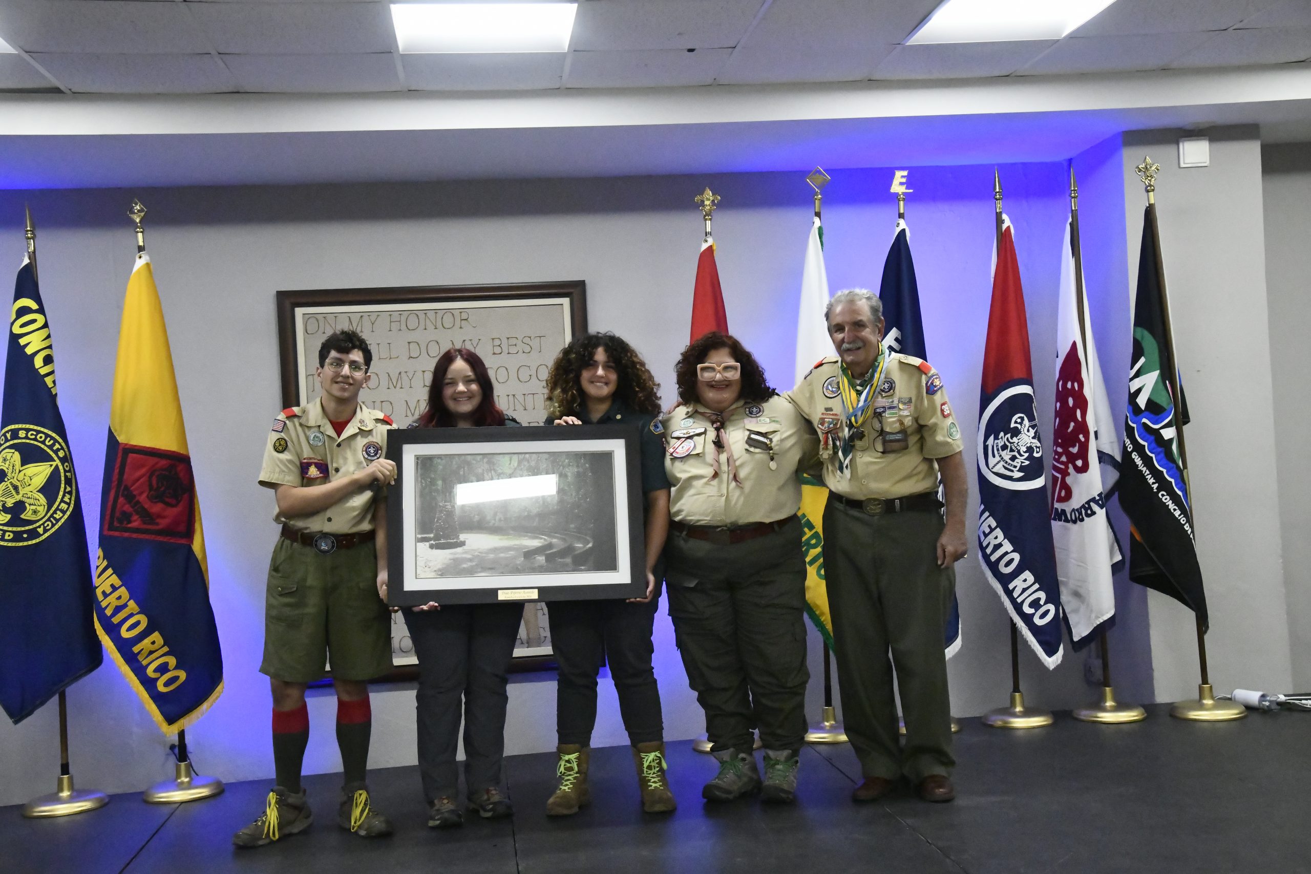 Foto grupal de Carlos Díaz-Piferrer Sierra, junto a su familia recibiendo el premio del Concilio de Puerto Rico de los Niños Escuchas de América.