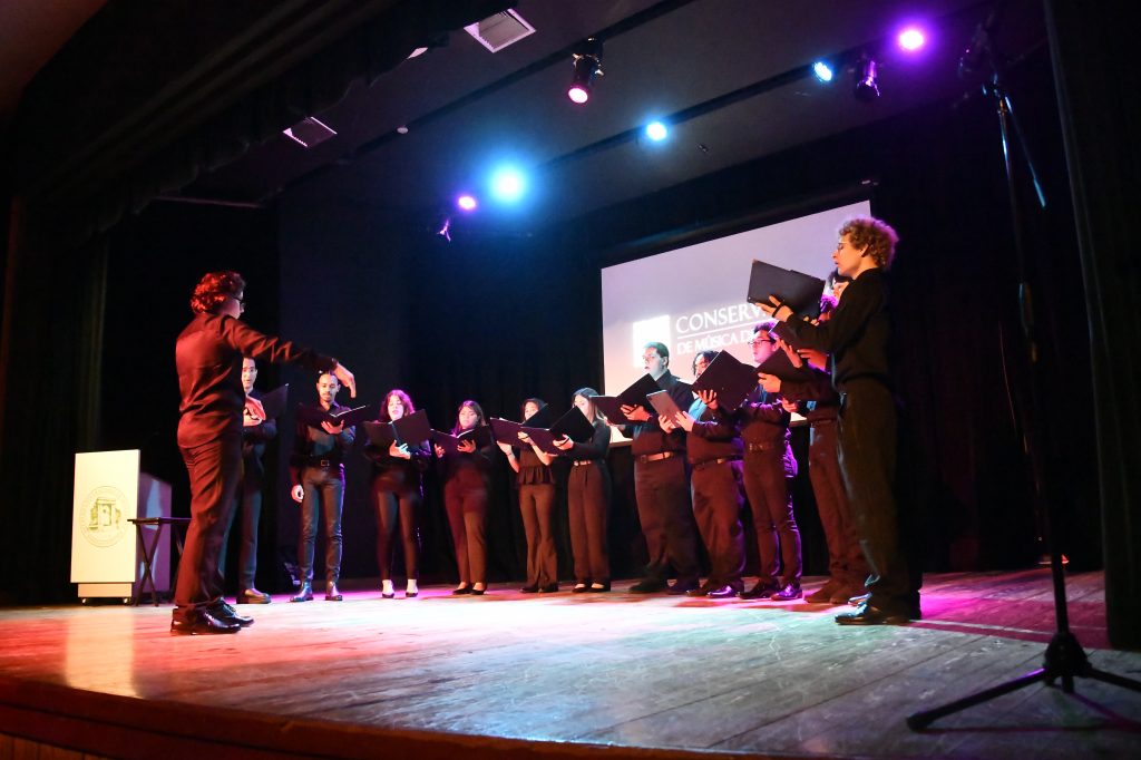 El Coro de Cámara del Conservatorio bajo la dirección de Joel A. Rodríguez, interpretó Tres madrigales puertorriqueños de la autoría de Rodríguez. Foto Carlos Díaz/PrensaRUM