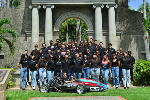 Foto grupal del equipo Colegio Racing Engineering (CRE) frente al Pórtico del RUM.