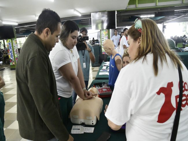 Durante la actividad, que se llevó a cabo  en el tercer piso del Centro de Estudiantes, se ofrecieron demostraciones de técnicas de resuciación cardiopulmonar. Prensa RUM Durante la actividad, que se llevó a cabo en el tercer piso del Centro de Estudiantes, se ofrecieron demostraciones de técnicas de resuciación cardiopulmonar. Prensa RUM