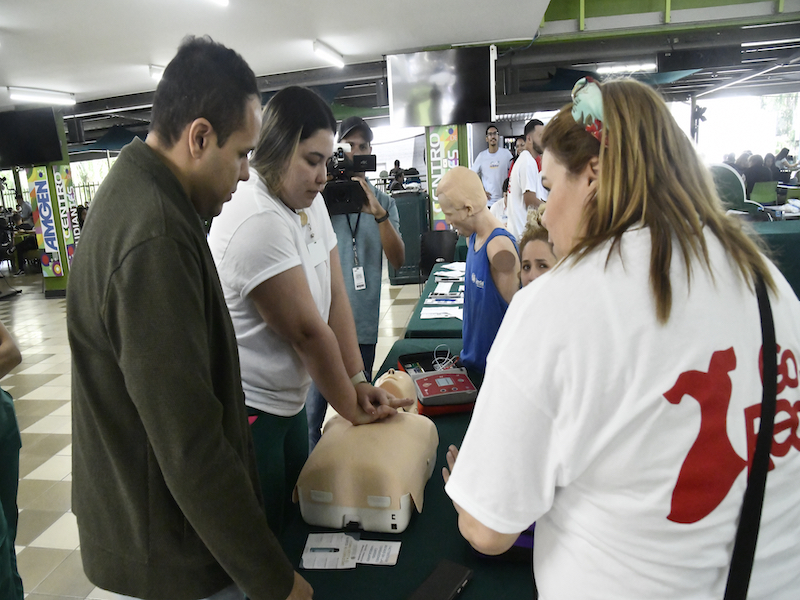 Durante la actividad, que se llevó a cabo en el tercer piso del Centro de Estudiantes, se ofrecieron demostraciones de técnicas de resuciación cardiopulmonar. Prensa RUM