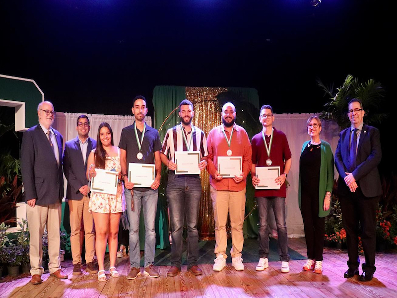 El grupo de estudiantes reconocidos cumplió los requisitos como estudiantes de honor. Suministrada