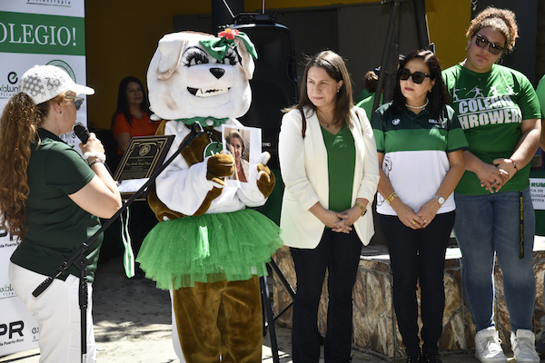Portadita marcha mujer colegial Tres de las colegiales homenajeadas reciben su reconocimiento en la Marcha de la mujer colegial.