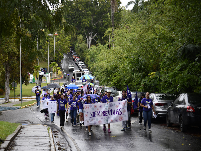 Participantes de la Marcha Violeta caminaron por el recinto mayagüezano de la UPR. Carlos Díaz/Prensa RUM
