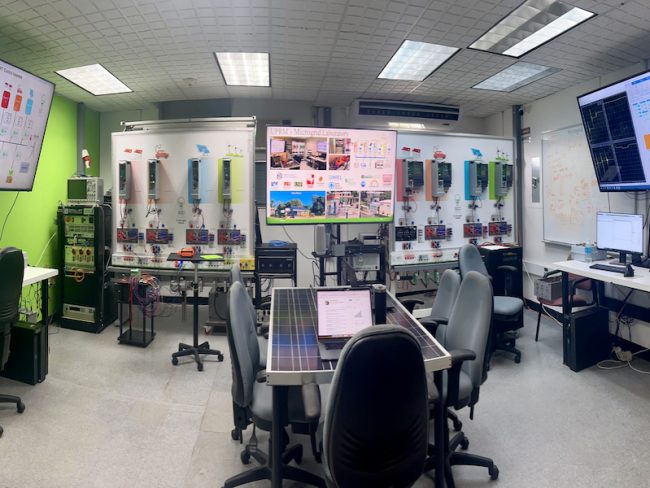 En la foto de portada se aprecia un salón con computadoras de alta tecnología. En la foto de portada se aprecia un salón con computadoras de alta tecnología.