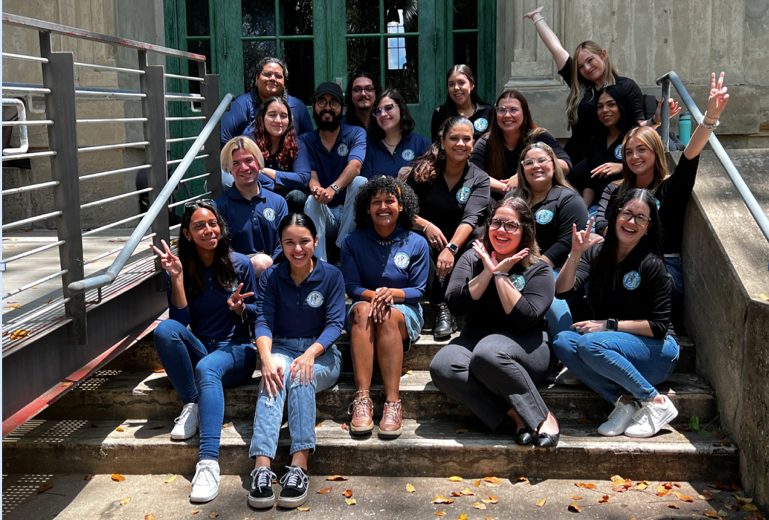 En la foto los estudiantes que ingresaron en el 2022, acompañados por alumnos de cohortes anteriores. Suministrada