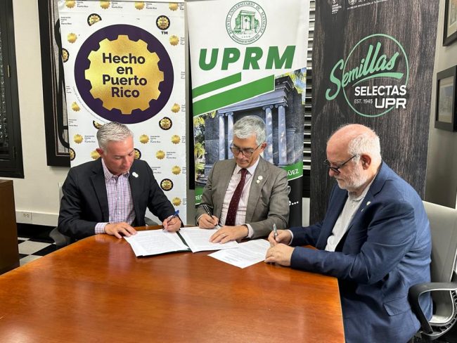 Desde la izquierda, el agrónomo Jorge Ramírez Medina, presidente de la Asociación Hecho en Puerto Rico, Inc.; el doctor Agustín Rullán Toro, rector del RUM; y el doctor Raúl  Raúl Machiavelli, decano de Ciencias Agrícolas, firman el acuerdo. Foto Prensa RUM Desde la izquierda, el agrónomo Jorge Ramírez Medina, presidente de la Asociación Hecho en Puerto Rico, Inc.; el doctor Agustín Rullán Toro, rector del RUM; y el doctor Raúl Raúl Machiavelli, decano de Ciencias Agrícolas, firman el acuerdo. Foto Prensa RUM