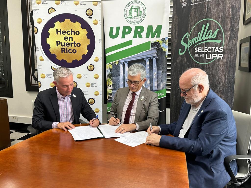 Desde la izquierda, el agrónomo Jorge Ramírez Medina, presidente de la Asociación Hecho en Puerto Rico, Inc.; el doctor Agustín Rullán Toro, rector del RUM; y el doctor Raúl Raúl Machiavelli, decano de Ciencias Agrícolas, firman el acuerdo. Foto Prensa RUM