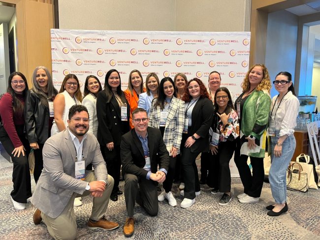 Una delegación del Centro de Negocios y Desarrollo Económico (CNDE), adscrito al Colegio de Administración de Empresas (ADEM) del Recinto Universitario de Mayagüez (RUM) de la Universidad de Puerto Rico (UPR), se destacó en su participación y en la conferencia VentureWell Open 2024, que se llevó a cabo recientemente en San Diego, California.  Suministrada Una delegación del Centro de Negocios y Desarrollo Económico (CNDE), adscrito al Colegio de Administración de Empresas (ADEM) del Recinto Universitario de Mayagüez (RUM) de la Universidad de Puerto Rico (UPR), se destacó en su participación y en la conferencia VentureWell Open 2024, que se llevó a cabo recientemente en San Diego, California. Suministrada
