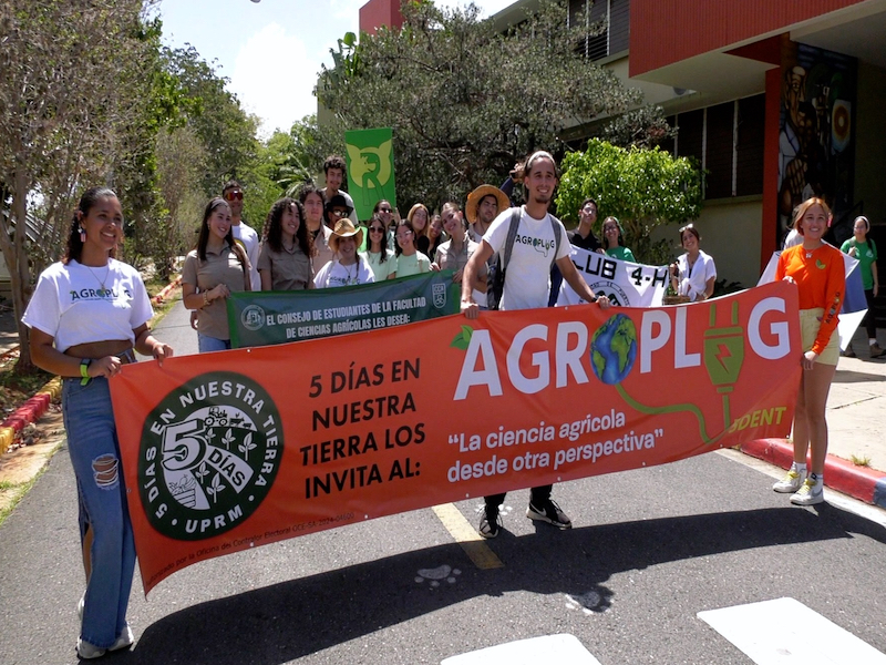 El evento AGROPLUG 2024 comenzó con el desfile al frente de edificio principal del Colegio de Ciencias Agrícolas. Fotocaptura Alexander Machado Martínez/Prensa RUM