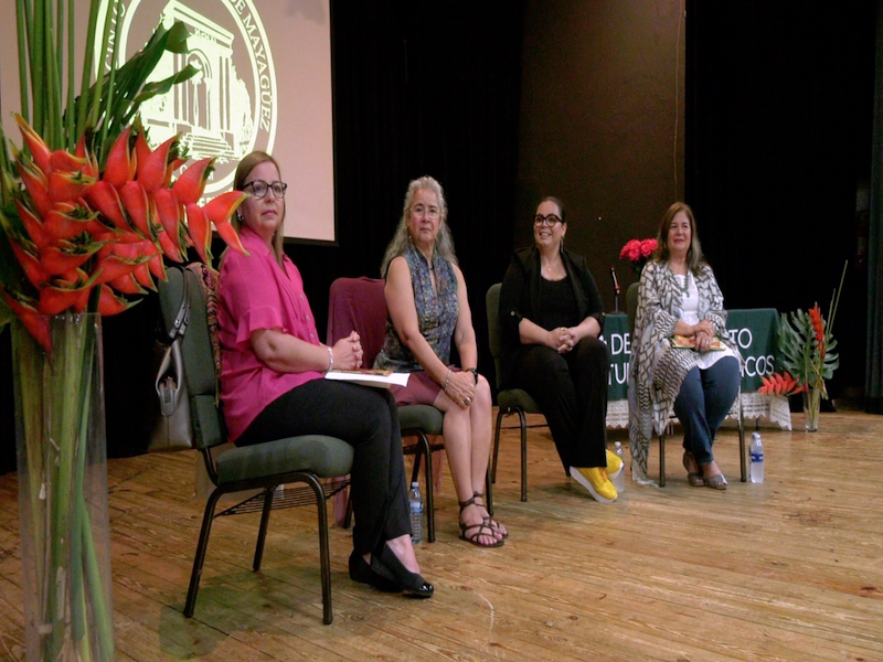 El conversatorio con Esmeralda Santiago se realizó en el anfiteatro Ramón Figueroa Chapel. Fotocaptura Alexander Machado Martínez/Prensa RUM El conversatorio con Esmeralda Santiago se realizó en el anfiteatro Ramón Figueroa Chapel. Fotocaptura Alexander Machado Martínez/Prensa RUM