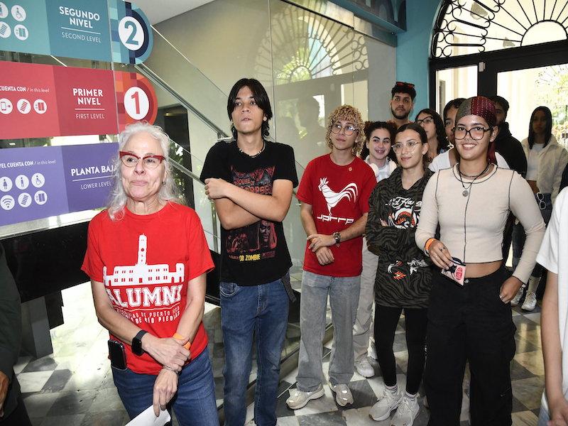 Estudiantes de primera generación del programa PSAE del Recinto de Río Piedras visitan el MUSA junto a la profesora Daphne Martínez Luengo. Carlos Díaz/Prensa RUM Estudiantes de primera generación del programa PSAE del Recinto de Río Piedras visitan el MUSA junto a la profesora Daphne Martínez Luengo. Carlos Díaz/Prensa RUM