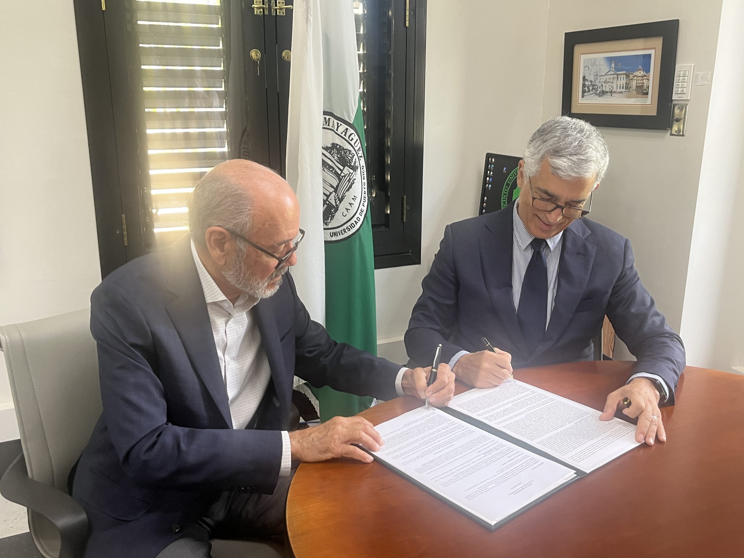 El Fideicomiso Save the Beach Puerto Rico, una iniciativa de Corona para conservar las playas y cuerpos de agua de la isla, suscribió un acuerdo con el Recinto Universitario de Mayagüez (RUM), para desarrollar una Práctica Intramural Universitaria en la que se construirá un molino para triturar las botellas y reciclar el material en las manufactureras regionales de bloques de vidrio molido y convertirlos en material reusable. Prensa RUM El Fideicomiso Save the Beach Puerto Rico, una iniciativa de Corona para conservar las playas y cuerpos de agua de la isla, suscribió un acuerdo con el Recinto Universitario de Mayagüez (RUM), para desarrollar una Práctica Intramural Universitaria en la que se construirá un molino para triturar las botellas y reciclar el material en las manufactureras regionales de bloques de vidrio molido y convertirlos en material reusable. Prensa RUM