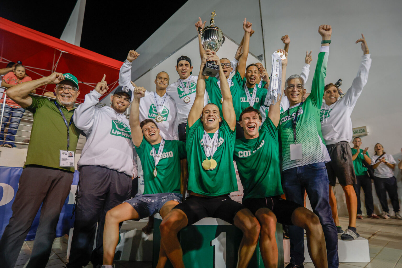 El equipo de natación logró, por cuarta ocasión, obtener el campeonato. Foto LAI