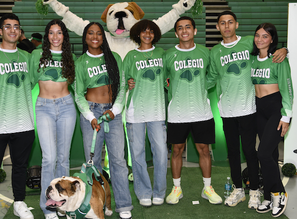 Portada Pep Rally Grupo de atletas colegiales junto a las mascotas.
