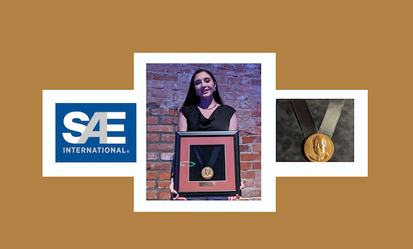 Foto de Adriana en el centro junto al logo de la SAE y la medalla que recibió.
