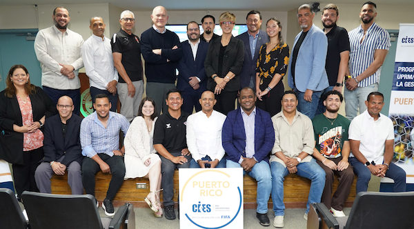 FIFA CIES 2024 APERTURA_ JAMFOTOSPR_14 Grupo de estudiantes del Programa Internacional de Gestión del Deporte, junto a funcionarios y autoridades en el podio del anfiteatro de Empresas.