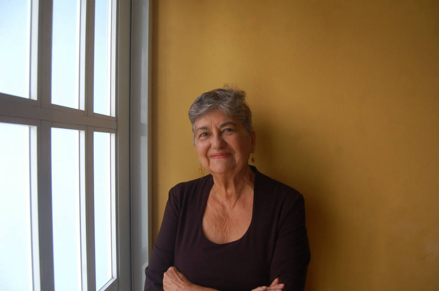 En la foto, aparece la escritora Marta Aponte Alsina al lado de una ventana. Suministrada