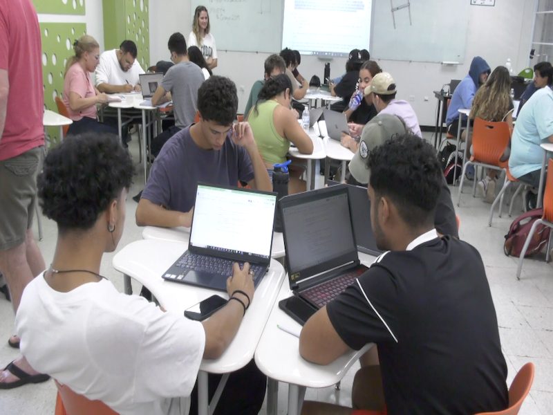 Los estudiantes recibieron un taller de educación sobre el uso del aprendizaje activo para promover la comprensión de los conceptos básicos de la ingeniería. Fotocaptura José Jiménez Orfila/Prensa RUM