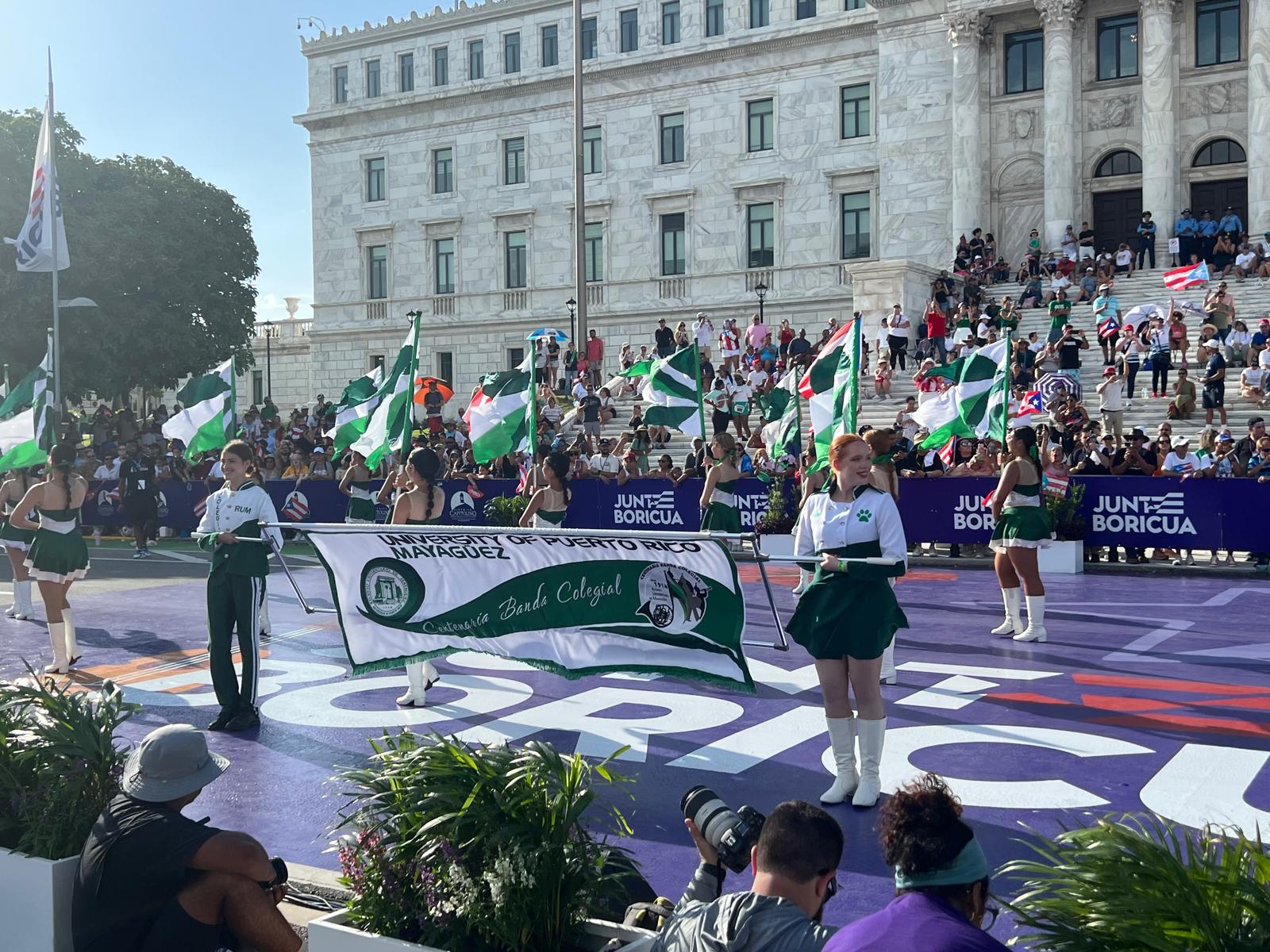 La Banda colegial y las Abanderadas participan en el Desfile Puertorriqueño frente al Capitolio en el Viejo San Juan.
