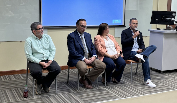 Portada AI Cuatro catedráticos colegiales contestan preguntas en el escenario sobre la inteligencia artificial.