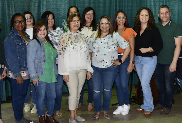 Portada secres Grupo de profesionales administrativos del RUM posan de pie junto a la Decana de Asuntos Académicos.